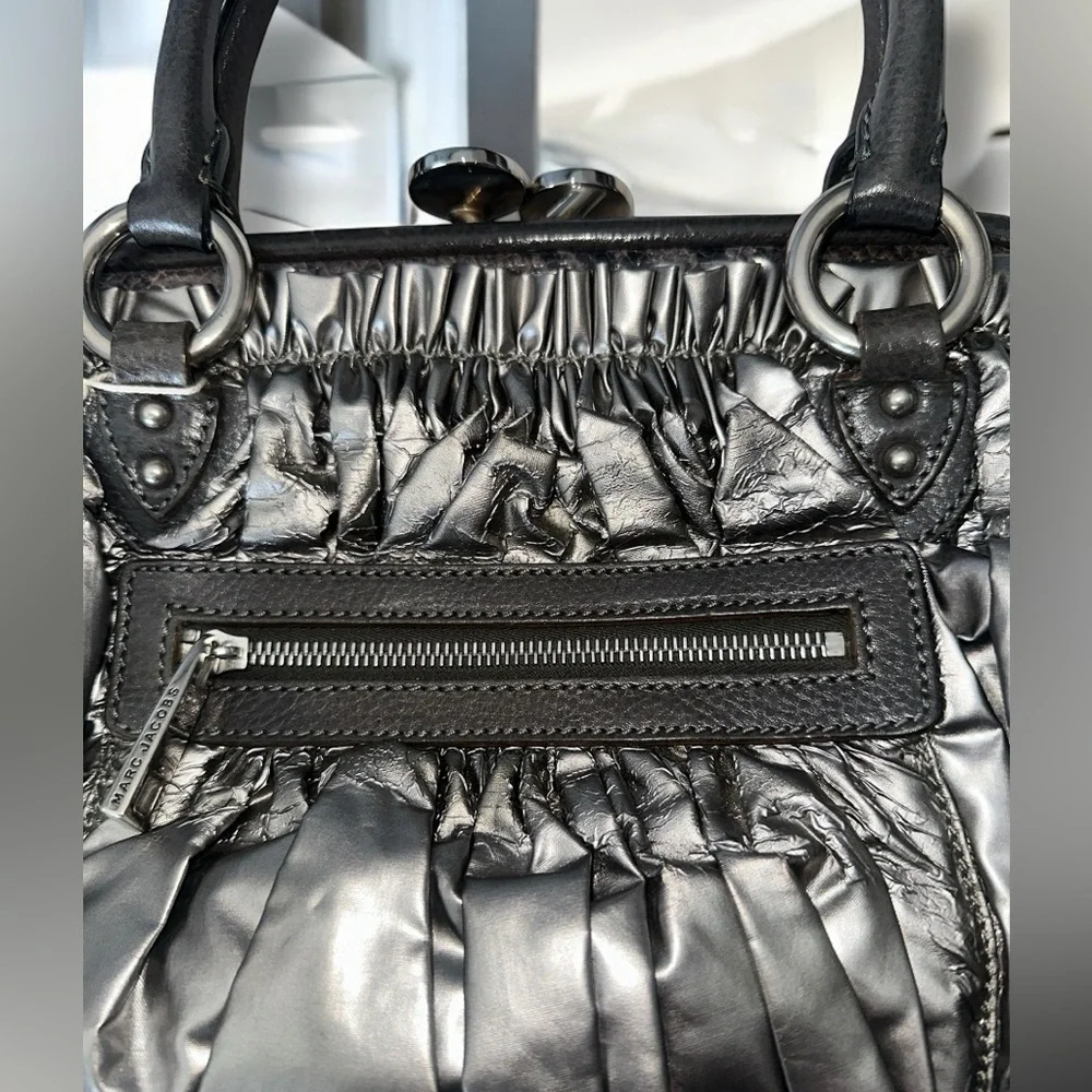 Marc Jacobs Parachute Stam METALLIC SILVER KISS-LOCK & Dust-bag Included